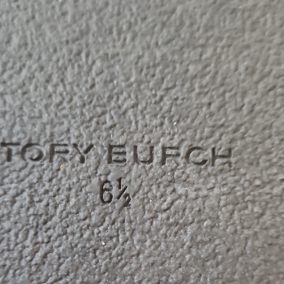 New Luxury Tory Burch Beige Pebbled Thong Sandals - Picture 5 of 11